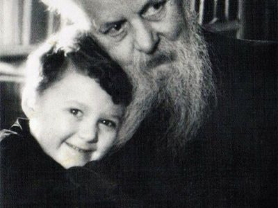 П.П.Бажов с внуком Володей. Свердловск. 1950 год